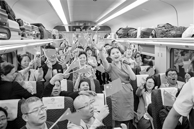 10月1日，乘客們在列車上共同慶祝新中國成立70周年。 蘭州局集團供圖
